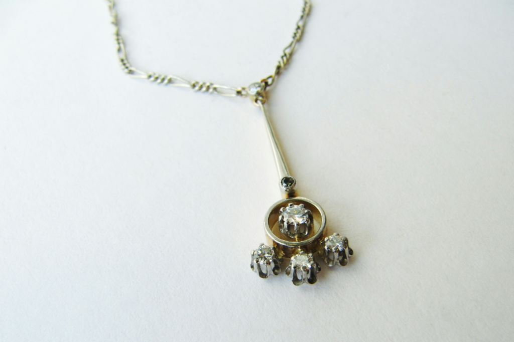 Gold Pendant Necklace Styling Guide